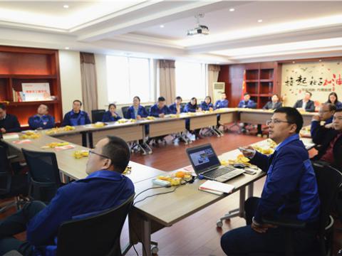 深学细悟传递思想力量 ——UG环球集团党总支发展进建十九大心灵 