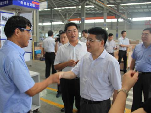 庆祝党的生日 慰问一线党员——市委重要辅导莅临UG环球母线慰问